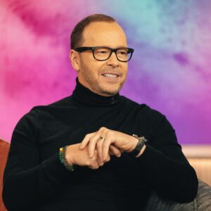 Donnie Wahlberg Instagram - So excited to join @kellyclarkson and @thalia on The @kellyclarksonshow tomorrow - in anticipation of The #BlueBloods season premiere! Blockheads - check local listings! See you then! #kellyclarkson #kellyclarksonshow ❤️💙