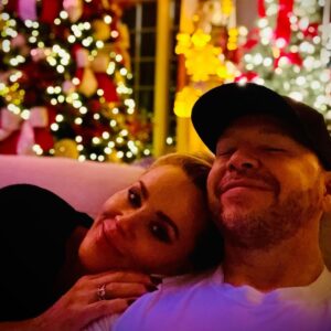 Donnie Wahlberg Instagram - Merry Christmas Eve to all. Love, The Wahlbergs. 🙏🏼❤️💫🎁🎄 #christmas #merrychristmas #christmaseve