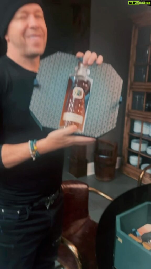 Donnie Wahlberg Instagram - When your dear friend @dnice asks you to team up and do a thing — you do the thing. We did the thing! @martingalecognac So good! Let’s go! 🥃❤️🔥✨😎 #CQForever #BHLove 🎥: @jennymccarthy Saint Charles, Illinois