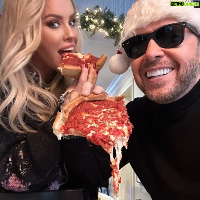 Donnie Wahlberg Instagram - It’s that time of year again! Get your pizza on! Give, or go get some, @giordanospizza - or maybe me and @jennymccarthy will send ya one! ❤️🔥🎁🎄🍕#giordanos #giordanospizza #the1 #ad #HappyHolidays Saint Charles, Illinois
