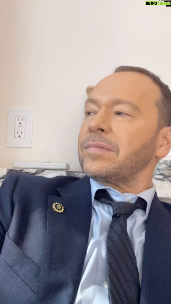 Donnie Wahlberg Instagram - Happy Monday! Reagan & Baez are back on the set! Let’s go! #MondayMotivation #BlueBloods #Happy #Monday Brooklyn, New York