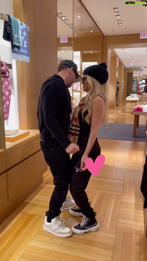 Donnie Wahlberg Instagram - Bop while you shop. ❤️ #love #dance @jennymccarthy Saint Charles, Illinois