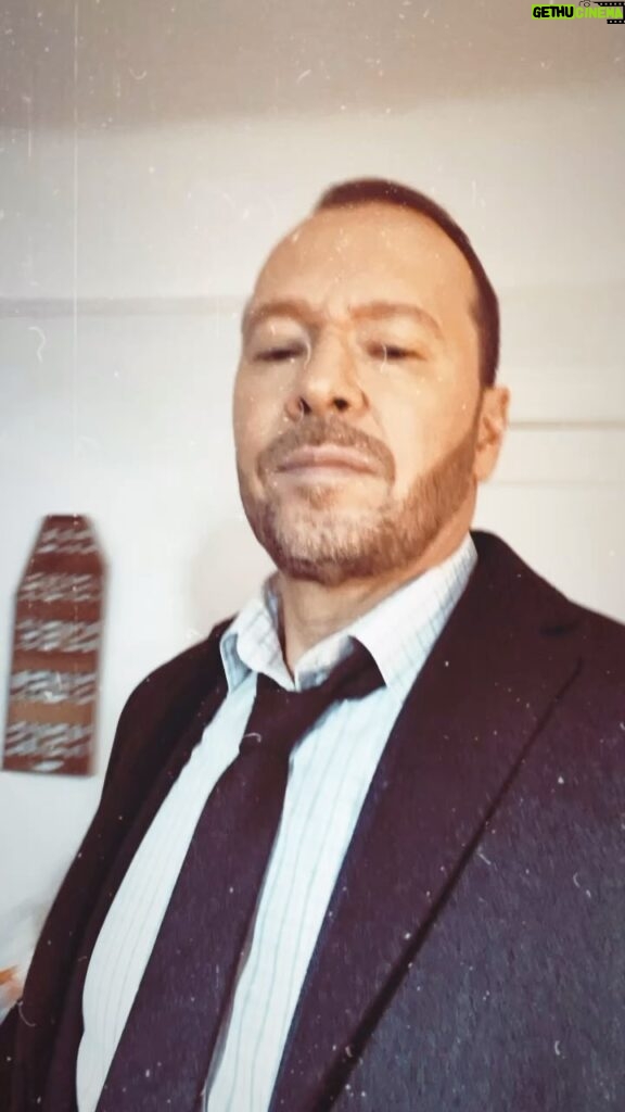 Donnie Wahlberg Instagram - Thank you for your patience. It’s about that time again. Can’t wait to be back with the most amazing cast & crew on TV! #BlueBloods Season 14, here we come. ❤️💙🎬🎥 #thankful #Brooklyn Let’s Go! Saint Charles, Illinois