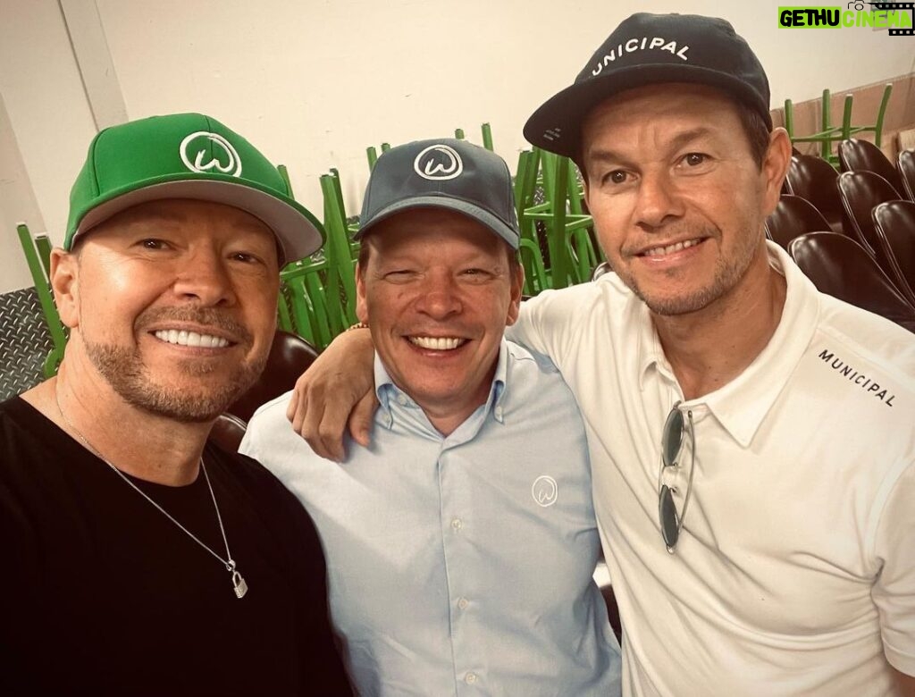 Donnie Wahlberg Instagram - #Family time at Foxwoods! So #thankful to all who made it to the Grand Opening of @wahlburgers @foxwoods and to all who helped make it possible! Come see us soon! @markwahlberg @chefpaulwahlberg ❤️🍔☘️ And, oh yes — 🤖❤️♾💫✨🤟🏼 Foxwoods Resort Casino