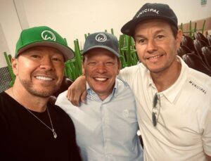 Donnie Wahlberg Instagram - #Family time at Foxwoods! So #thankful to all who made it to the Grand Opening of @wahlburgers @foxwoods and to all who helped make it possible! Come see us soon! @markwahlberg @chefpaulwahlberg ❤️🍔☘️ And, oh yes — 🤖❤️♾💫✨🤟🏼