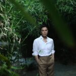 Donnie Yen Instagram - Bring you back in time with this poetic cover shoot. 北京初夏，一起深入古都的胡同巷陌，共享片刻清幽时光。四合院竹影婆娑、青砖灰瓦之间，眼前仿佛重现一个侠隐江湖。 #CHIC magazine# #beijing# @sweetcil @kenjinghair @littlewhite_makeup