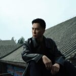 Donnie Yen Instagram - Bring you back in time with this poetic cover shoot. 北京初夏，一起深入古都的胡同巷陌，共享片刻清幽时光。四合院竹影婆娑、青砖灰瓦之间，眼前仿佛重现一个侠隐江湖。 #CHIC magazine# #beijing# @sweetcil @kenjinghair @littlewhite_makeup