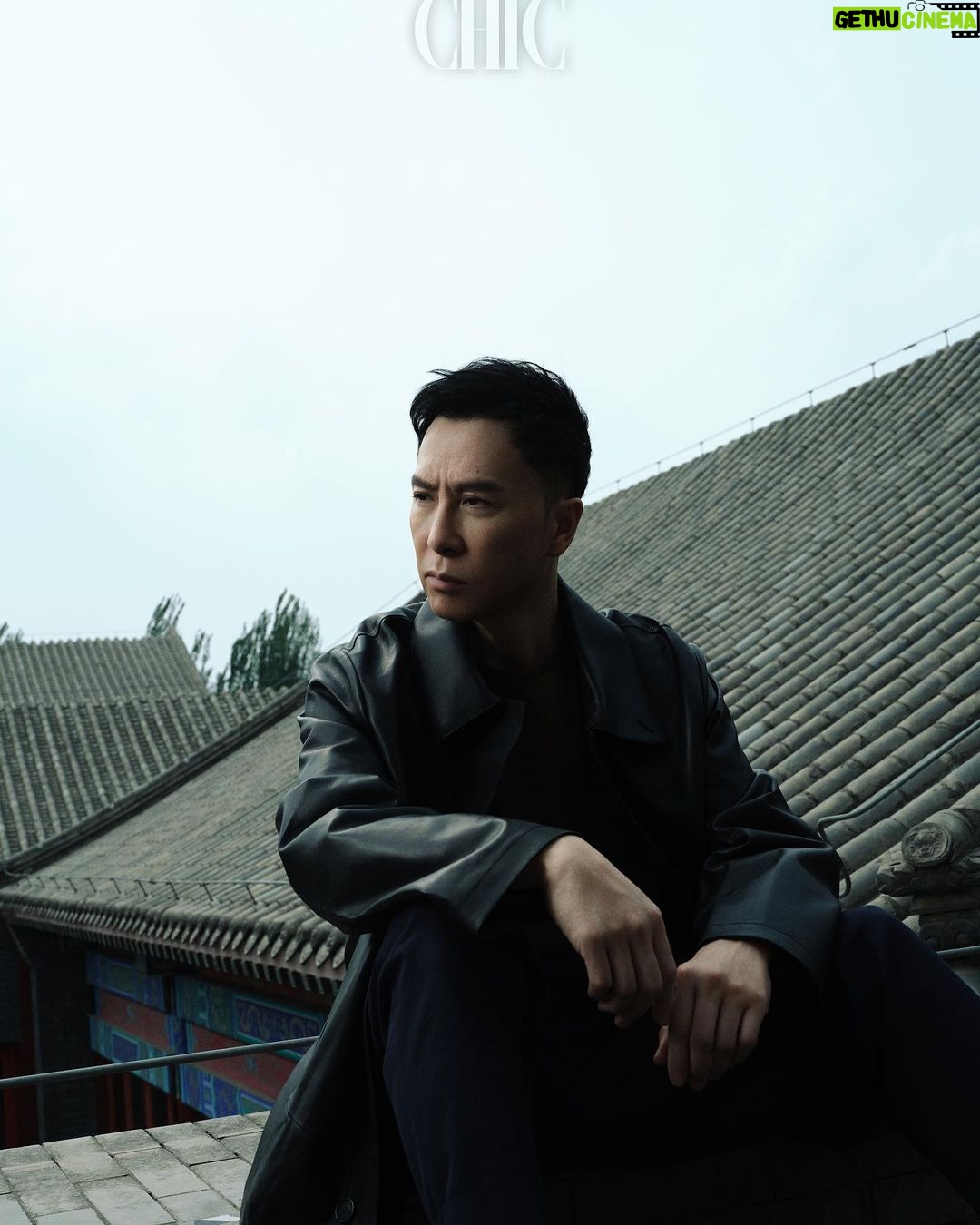 Donnie Yen Instagram - Bring you back in time with this poetic cover shoot. 北京初夏,一起深入古都的胡同巷陌,共享片刻清幽时光。四合院竹影婆娑、青砖灰瓦之间,眼前仿佛重现一个侠隐江湖。 #CHIC magazine# #beijing# @sweetcil @kenjinghair @littlewhite_makeup
