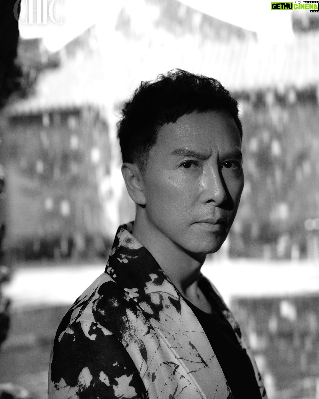 Donnie Yen Instagram - Bring you back in time with this poetic cover shoot. 北京初夏,一起深入古都的胡同巷陌,共享片刻清幽时光。四合院竹影婆娑、青砖灰瓦之间,眼前仿佛重现一个侠隐江湖。 #CHIC magazine# #beijing# @sweetcil @kenjinghair @littlewhite_makeup