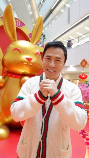 Donnie Yen Instagram - Happy Chinese New Year! 🐰 ㊗️Wishing everyone health and happiness in the year of rabbit!🧧🐰🎊❤️🎉😊
@sweetcil #cny #yearoftherabbit2023 #兔年 #恭喜發財