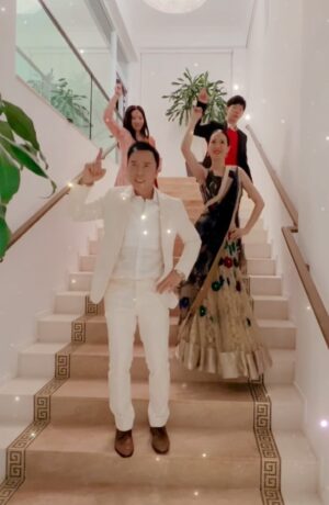 Donnie Yen Instagram - Practicing our dance routine for Cissy’s cousin wedding! Everybody Bollywood!🕺🏻
@sweetcil @jamesyenofficial @jasmineyen 
#indiandance #bollywooddance