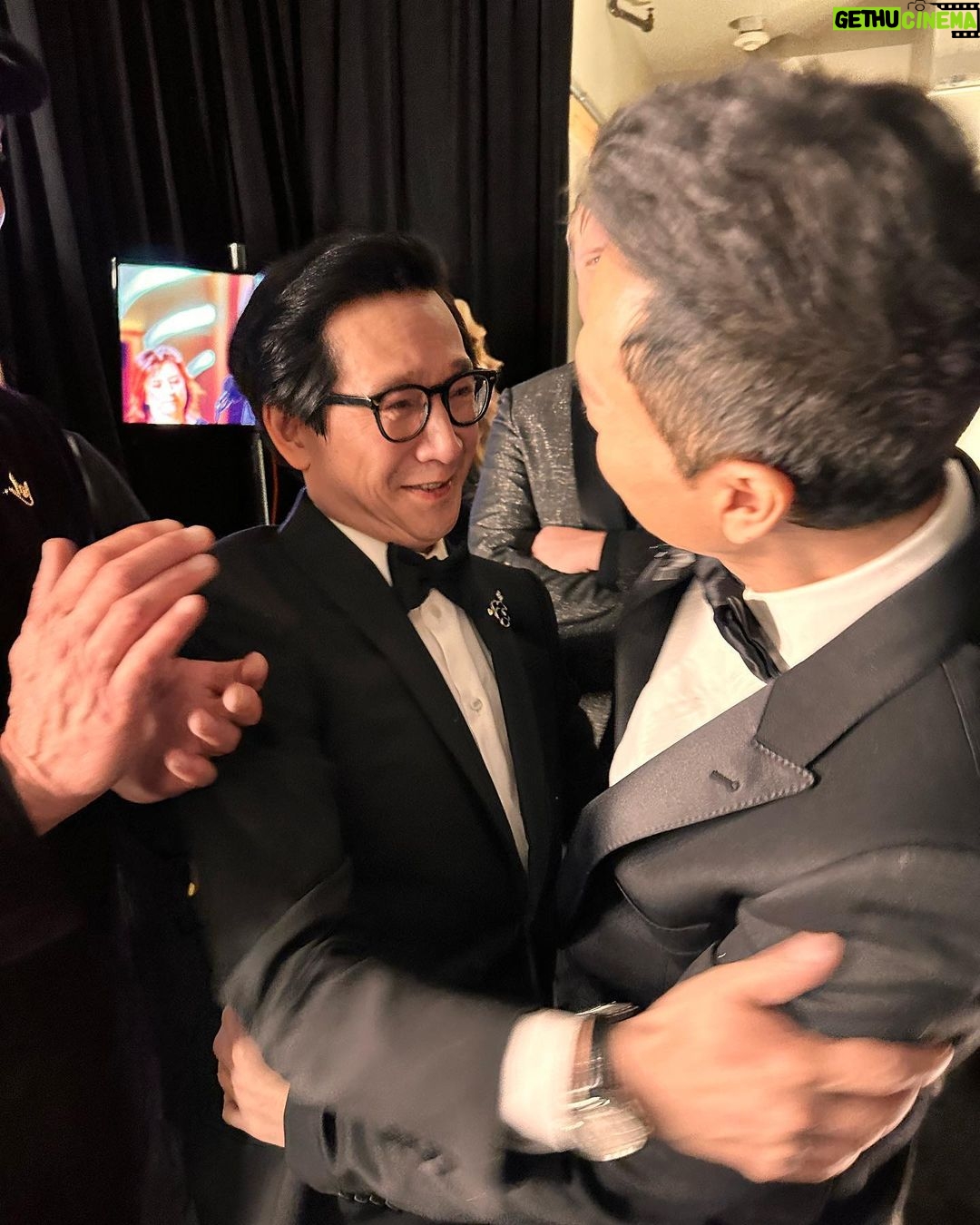 Donnie Yen Instagram - What an incredible night to witnessed this great historic moments with Michelle, Ke winnings, especially when Ke delivered heartfelt speech which made all of us shredded tears. We are talking about winning best director, film, supporting actress and all!! πππOnce again huge congratulations to Everything, Everywhere All At Once for this amazing amazing achievements!!π Also, how about the great Steve Spielberg and John Williams sitting literally right in front of me!! π±Not to mention Guillermo Del Toro almost choked me with his submission hug! ππA night to remember! @theacademy @randcpmk @lionsgate @bulletfilmsofficial @jackysouffletam @kenjinghair @littlewhite_makeup @ng_peco @zhu7158 @sweetcil #oscars