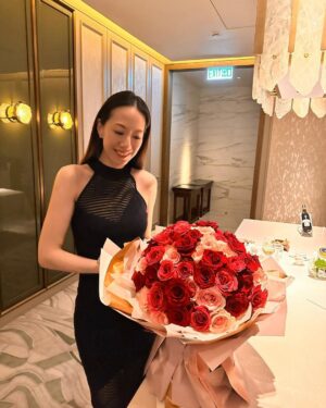 Donnie Yen Instagram - What more does a man can ask for when u have the most beautiful woman as Valentine for the last 20 years !🌹❤️🥰 What does it mean when your woman is the queen? You r the King !😆✌️
@sweetcil