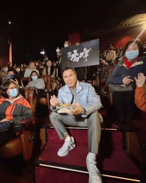 Donnie Yen Instagram - Chinese New Year’s eve dinner is for family being together, it’s the most important dinner of the year, last night i spent the evening continuing promoting my latest directed movie Sakra 天龍八部之喬峰傳,  not being with Mrs Yen again because of work felt so not right. 😂 At the end of the rainbow when kids are grown up and finding their own path it’s you and your other half.🥰 @sweetcil ❤️🌹😊
#cnyeve #年三十晚 #天龍八部之喬峰傳 @sakra_themovie