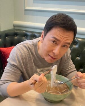 Donnie Yen Instagram - Chinese New Year’s eve dinner is for family being together, it’s the most important dinner of the year, last night i spent the evening continuing promoting my latest directed movie Sakra 天龍八部之喬峰傳,  not being with Mrs Yen again because of work felt so not right. 😂 At the end of the rainbow when kids are grown up and finding their own path it’s you and your other half.🥰 @sweetcil ❤️🌹😊
#cnyeve #年三十晚 #天龍八部之喬峰傳 @sakra_themovie