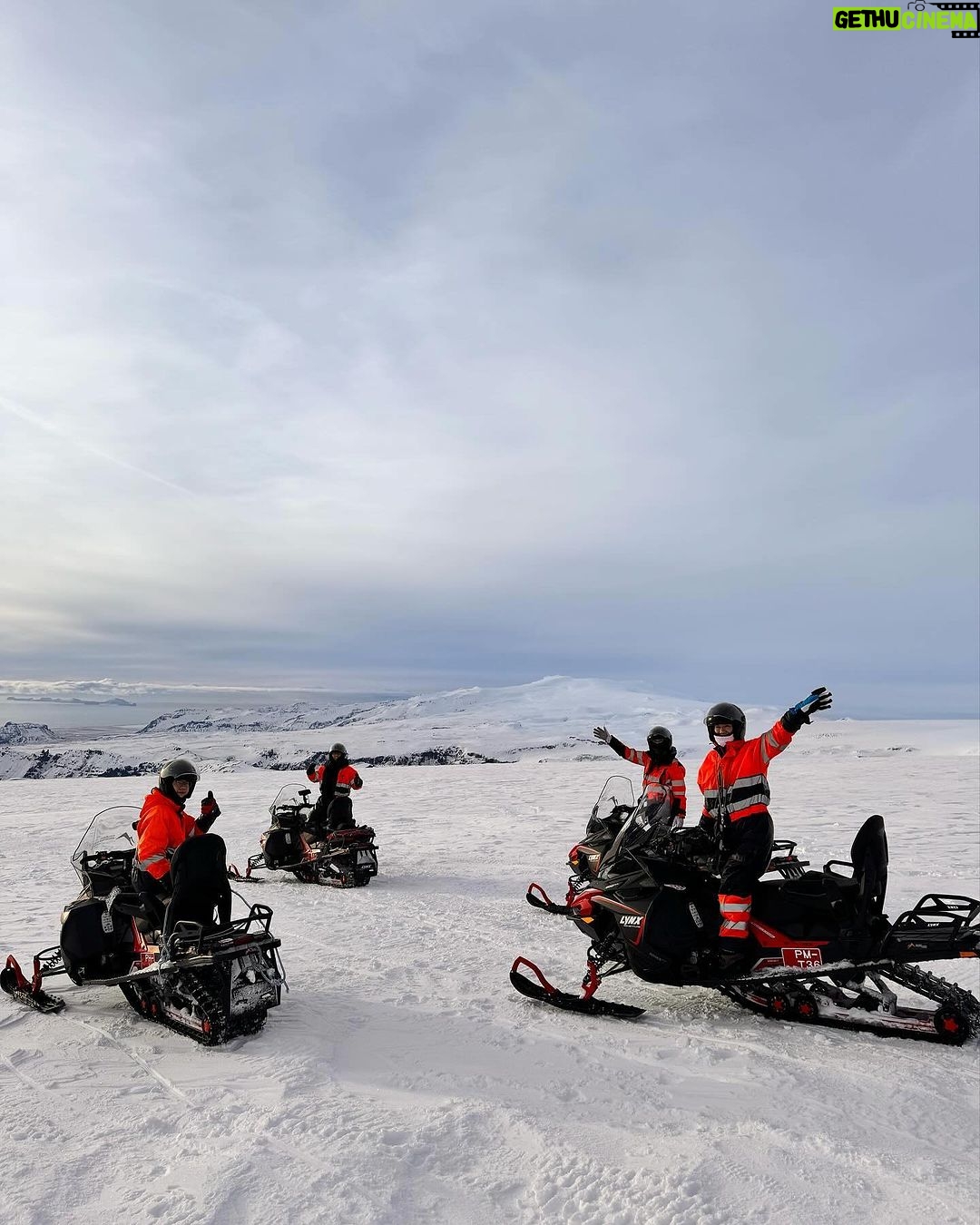 Donnie Yen Instagram - Snowmobile on top of the glacier is definitely an adventure to remember. 🏔️❄️ Breathtaking views and so fun going high speed up and down the glacier!!! Swipe ➡️ for the videos! Visited so many special landmarks, national park, lagoons, waterfalls, diamond beach, game of thrones shooting locations, glaciers, ice caving, dairy farm, tomato farm, Viking restaurant, Icelandic horse back riding, best hotdogs, best lobster roll, and best lobster soup AND last but not least we saw the magical northern lights!!! #bucketlist #iceland #snowmobile #adrenaline #photodump #yenadventures2024