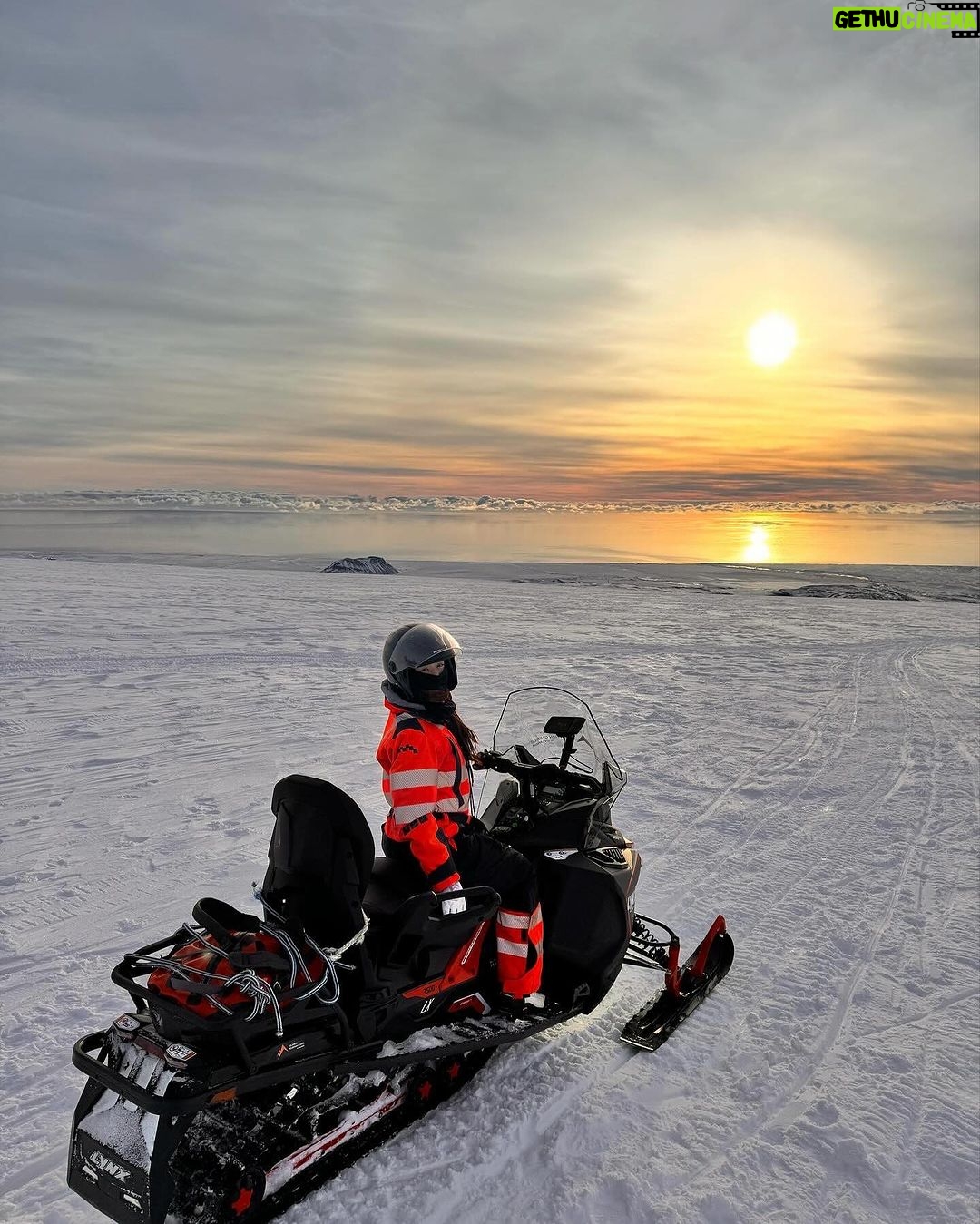 Donnie Yen Instagram - Snowmobile on top of the glacier is definitely an adventure to remember. 🏔️❄️ Breathtaking views and so fun going high speed up and down the glacier!!! Swipe ➡️ for the videos! Visited so many special landmarks, national park, lagoons, waterfalls, diamond beach, game of thrones shooting locations, glaciers, ice caving, dairy farm, tomato farm, Viking restaurant, Icelandic horse back riding, best hotdogs, best lobster roll, and best lobster soup AND last but not least we saw the magical northern lights!!! #bucketlist #iceland #snowmobile #adrenaline #photodump #yenadventures2024
