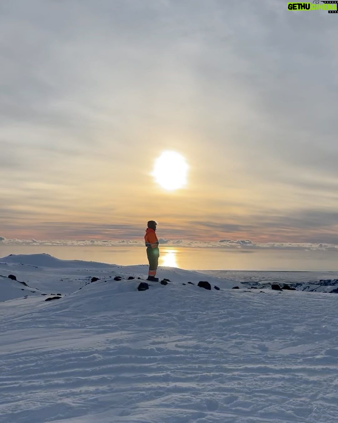 Donnie Yen Instagram - Snowmobile on top of the glacier is definitely an adventure to remember. 🏔️❄️ Breathtaking views and so fun going high speed up and down the glacier!!! Swipe ➡️ for the videos! Visited so many special landmarks, national park, lagoons, waterfalls, diamond beach, game of thrones shooting locations, glaciers, ice caving, dairy farm, tomato farm, Viking restaurant, Icelandic horse back riding, best hotdogs, best lobster roll, and best lobster soup AND last but not least we saw the magical northern lights!!! #bucketlist #iceland #snowmobile #adrenaline #photodump #yenadventures2024