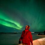 Donnie Yen Instagram - A very magical Valentine’s Day with my hun @donnieyenofficial and my everything @jasmineyen @jamesyenofficial Watching the northern lights and beautiful stars outside our cabin! ❤️🌹 #auroralights #northernlights #happyvalentinesday #bucketlist Torfhús Retreat