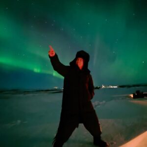 Donnie Yen Instagram - A very magical Valentine’s Day with my hun @donnieyenofficial and my everything @jasmineyen @jamesyenofficial Watching the northern lights and beautiful stars outside our cabin! ❤️🌹 #auroralights #northernlights #happyvalentinesday #bucketlist Torfhús Retreat