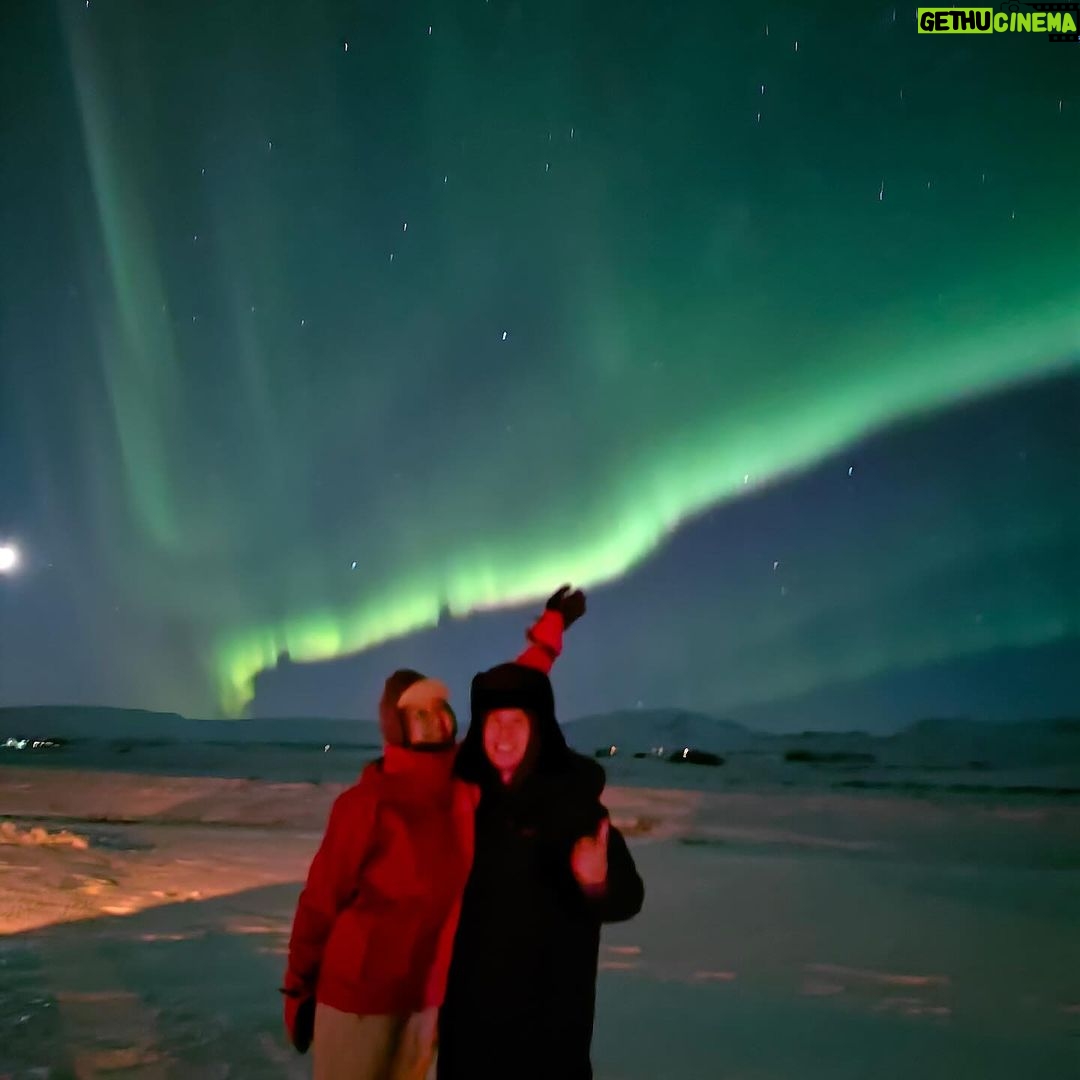 Donnie Yen Instagram - A very magical Valentine’s Day with my hun @donnieyenofficial and my everything @jasmineyen @jamesyenofficial Watching the northern lights and beautiful stars outside our cabin! ❤️🌹 #auroralights #northernlights #happyvalentinesday #bucketlist Torfhús Retreat