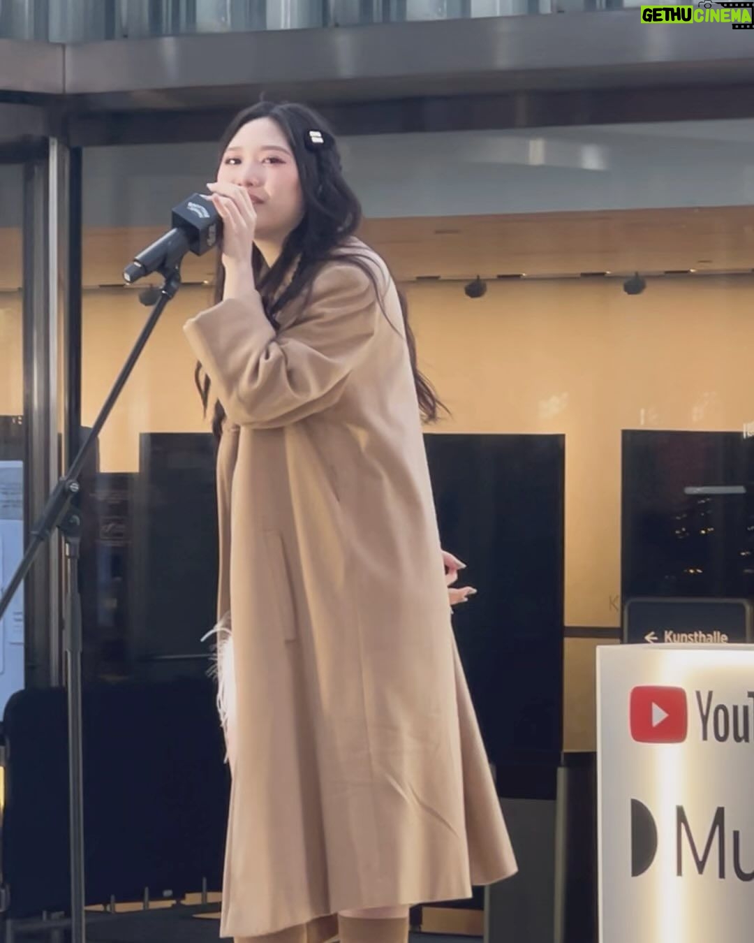 Donnie Yen Instagram - A very special Christmas this year. Jasmine performing live for the first time in HK! Thank you for everyone’s support and to everyone for coming today and to our amazing friends and family for supporting today!!! Thaaaaaank you! 💕💕💕 Jasmine sang total of 8 songs. Christmas covers and her own original songs! So perfect!!! 🎶 can listen to her music on all streaming platforms! Hope you enjoy! Let me know which one is your fav! ⭐️ @youtube @k11musea @jasmineyen @bulletfilmsofficial @sonymusichk @littlewhiteofficial @janchiu @miumiu @youtubemusic @raymondwan119 @mikeyuen_ #rcarecordschina #甄濟如 #jasmineyen K11 Musea