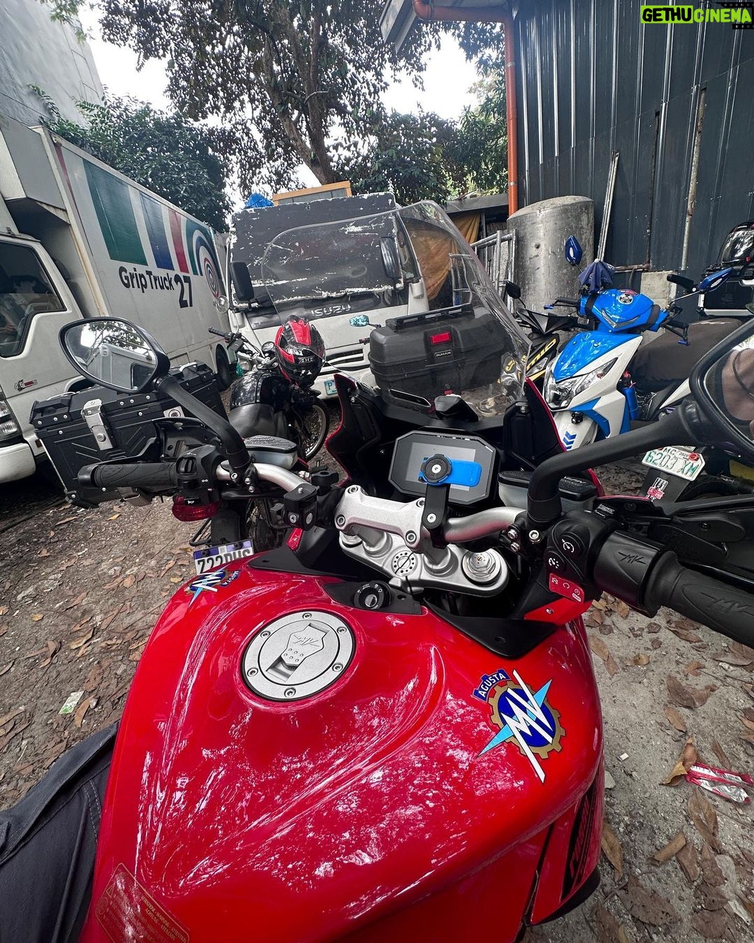 Donny Pangilinan Instagram - Bingo’s ride to the set this morning 🤩 Love this beast @mvagusta_philippines 🏍️