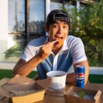 Donny Pangilinan Instagram - My go-to merienda, mas pinasarap with my go-to drink: Pepsi! 🍣💙 Have you seen its new look?? #PepsiNewEra #PepsiMasMasarapMaiba