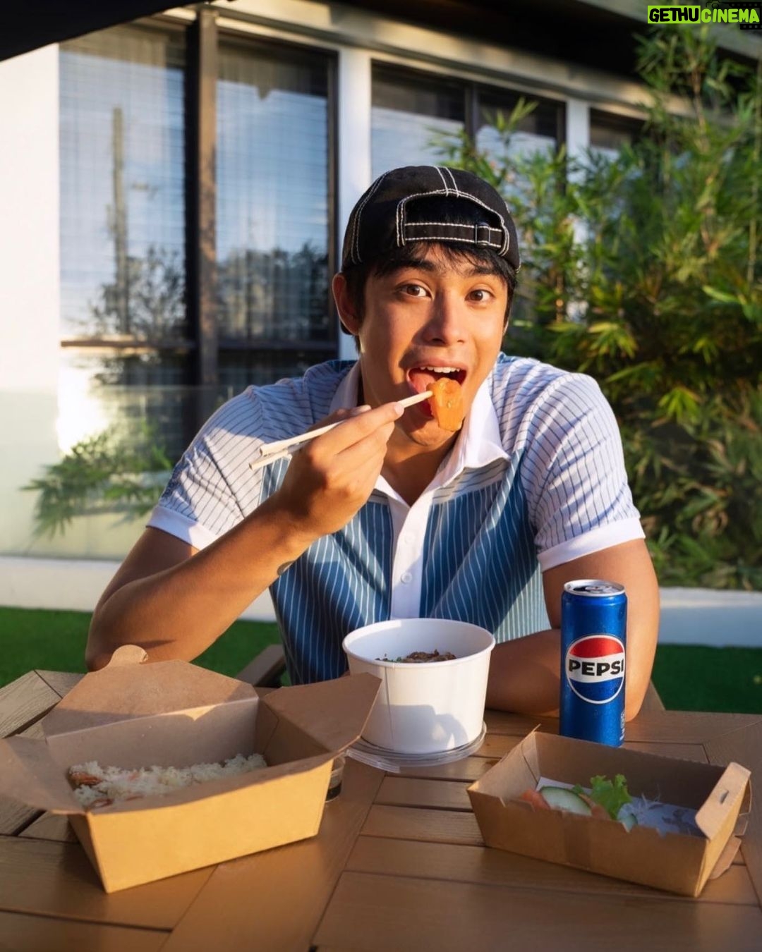Donny Pangilinan Instagram - My go-to merienda, mas pinasarap with my go-to drink: Pepsi! 🍣💙 Have you seen its new look?? #PepsiNewEra #PepsiMasMasarapMaiba