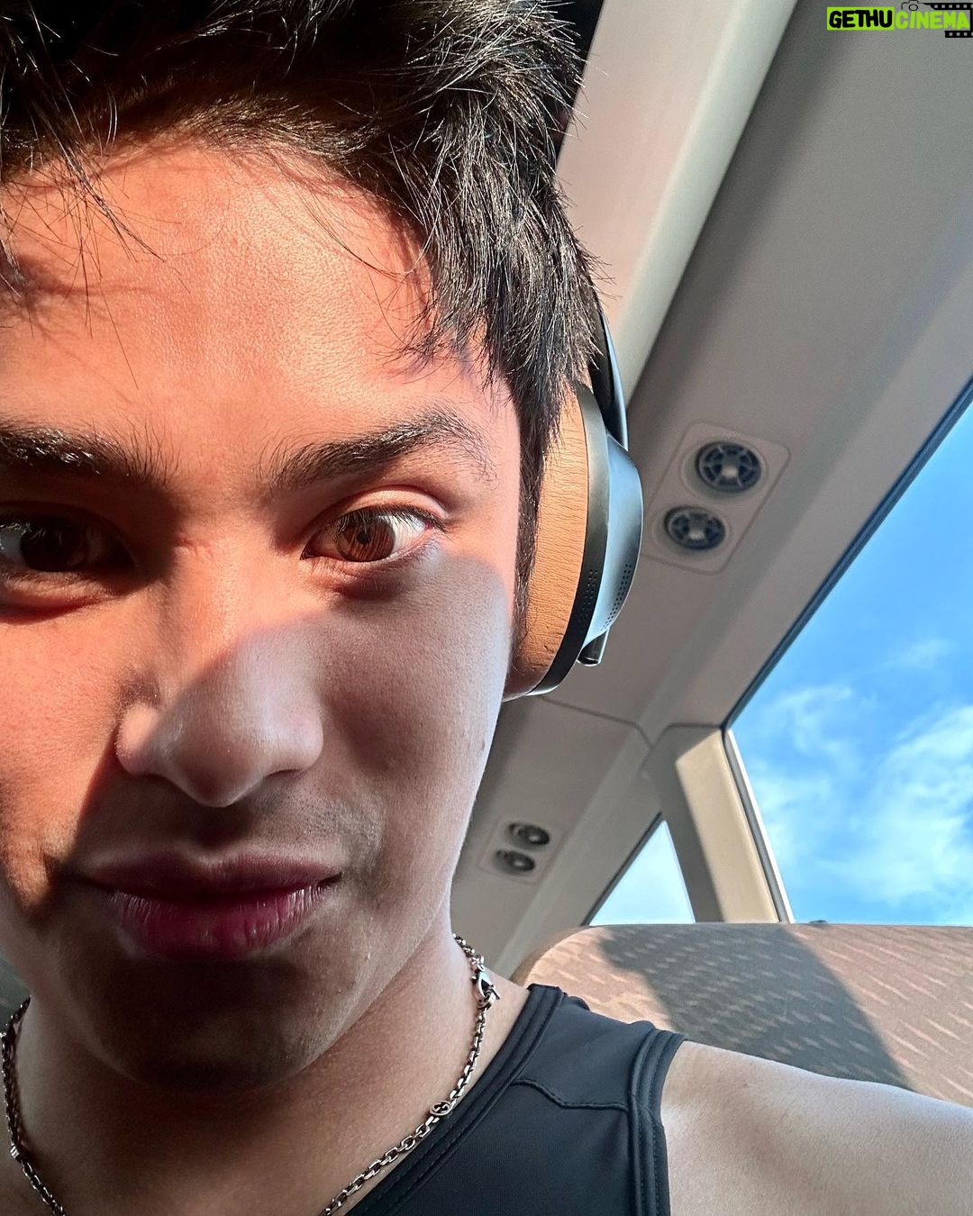 Donny Pangilinan Instagram - WE’RE SHOWING IN 2 DAYS #CantBuyMeLoveTheSeries @netflixph @iwanttfc