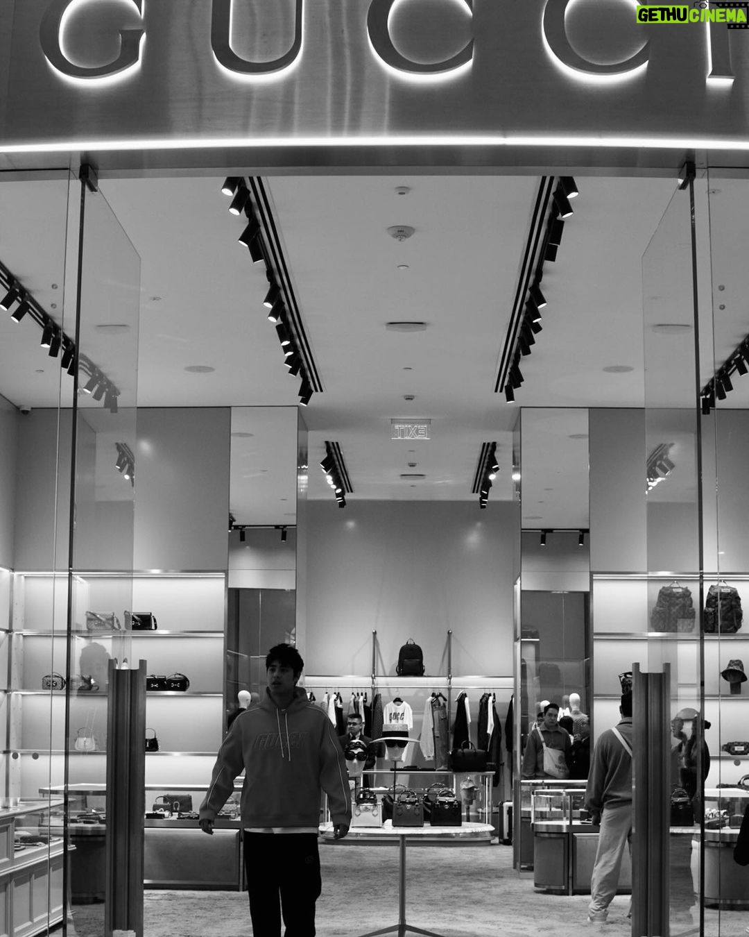 Donny Pangilinan Instagram - Starting the holiday season with @gucci 🎄 Visit the new Gucci store now open at The Shoppes at Solaire 🫡 #gucciph