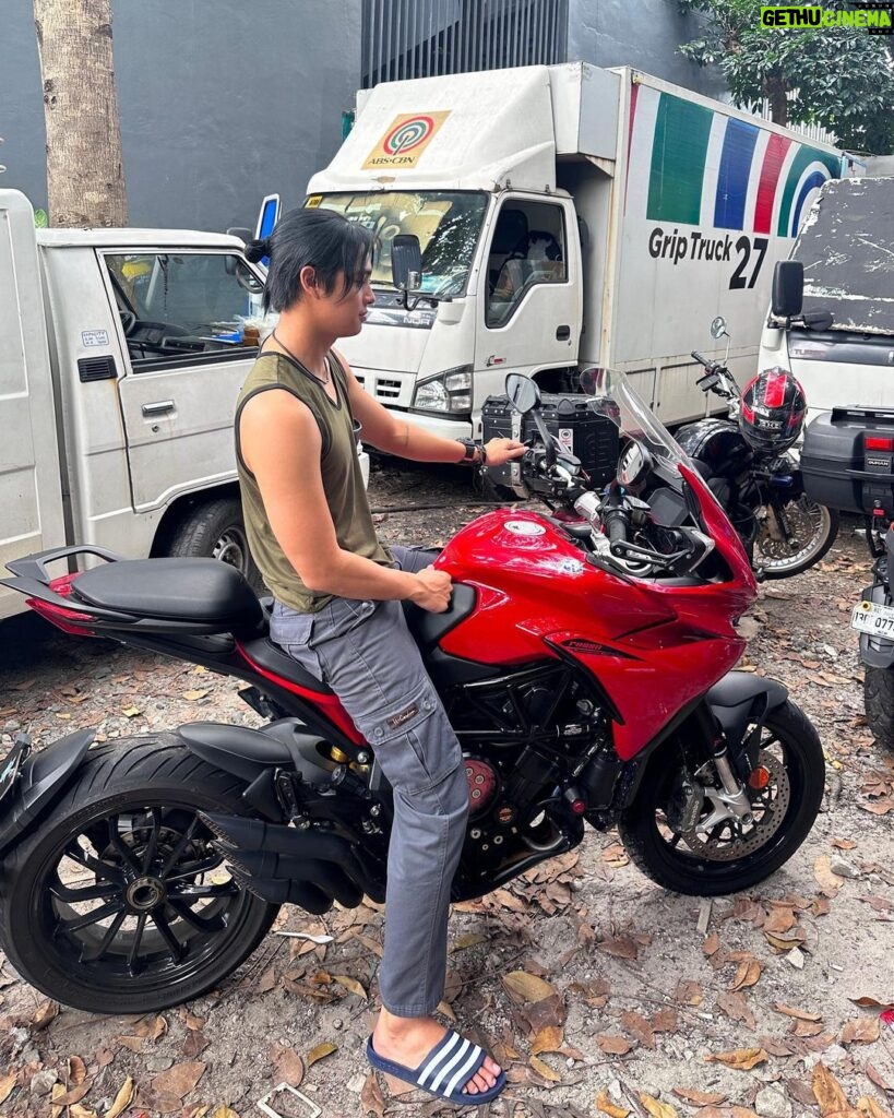 Donny Pangilinan Instagram - Bingo’s ride to the set this morning 🤩 Love this beast @mvagusta_philippines 🏍️