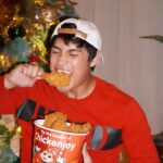 Donny Pangilinan Instagram - MY chicken 😡😂😂 Iba talaga yung crispylicious, juicylicious, @jollibee Chickenjoy ❤️