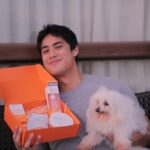Donny Pangilinan Instagram – Starting this month with clear-skin swagger, and saying bye to body acne SO FAST – the QUICKFX way 💪🏻

Keep your clear skin game on point with the Pimple Eraser line! 🧡 Get them now at @watsonsph #QUICKFX #PimplesErased #PimpleEraserBodyAcne