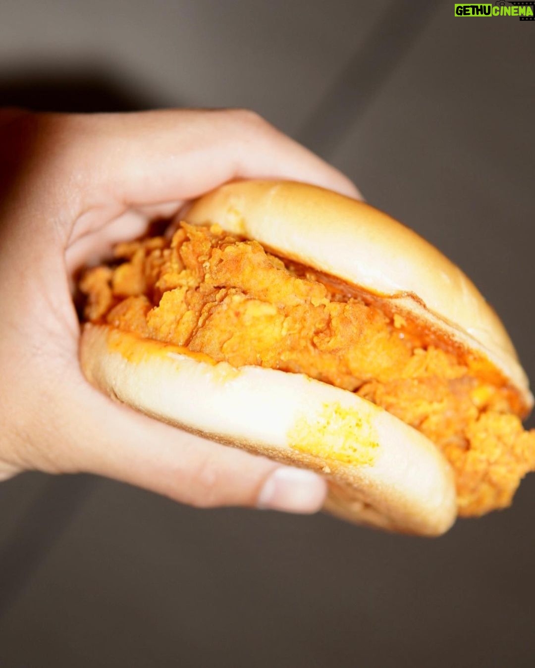 Donny Pangilinan Instagram - Feels like I’m dreaming whenever I take a bite of the Spicy Chicken Sandwich Supreme 🤤 ☁️ @jollibee