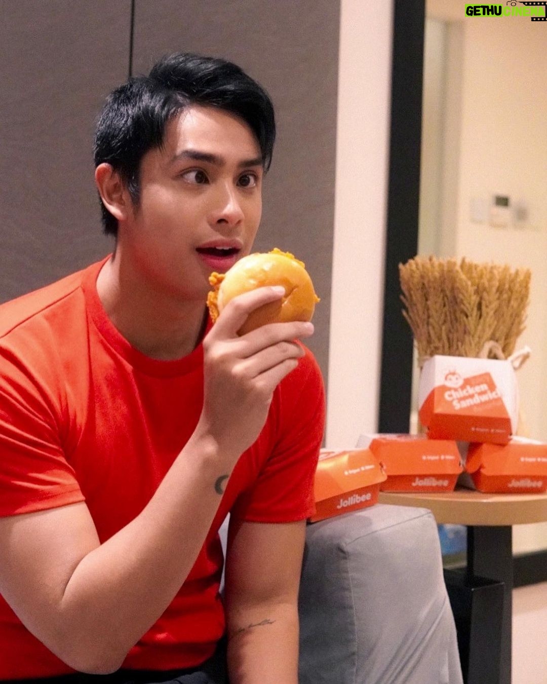 Donny Pangilinan Instagram - Feels like I’m dreaming whenever I take a bite of the Spicy Chicken Sandwich Supreme 🤤 ☁️ @jollibee