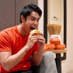 Donny Pangilinan Instagram - Feels like I’m dreaming whenever I take a bite of the Spicy Chicken Sandwich Supreme 🤤 ☁️ @jollibee