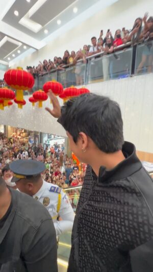 Donny Pangilinan Instagram - G NA G ANG PAMPANGA! 🔥💜💚

Kaya niyo bang sumabay? Yayain na ang mga barkada at pamilya na manood ng #GGTheMovie sa sinehan ngayong weekend! 

#GoodGameTheMovie