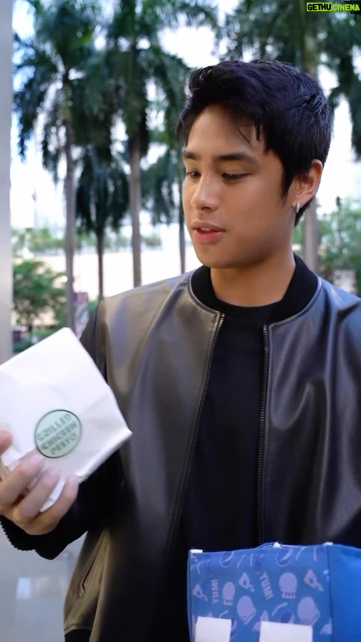 Donny Pangilinan Instagram - Sarap ng baon ko! Thank you Pepsi for sending this Meal Kit na super special lalo na paired with @pepsiphilippines ❤️ Maraming ganito sa #PepsiByahengFoodtrip this weekend at Robinson’s Antipolo at sa susunod na weekend sa Makati Cinema Square. Enjoy! ✌🏼 #PepsiMasMasarapMaiba 🥤