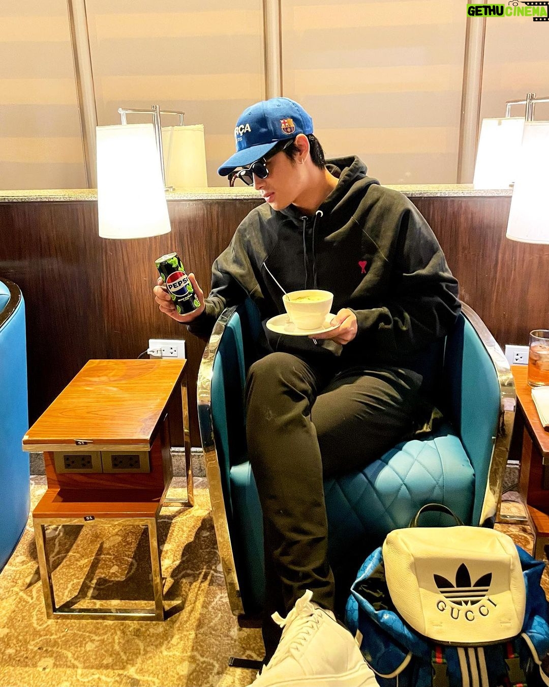 Donny Pangilinan Instagram - @flypal’s arroz caldo + @pepsiphilippines ✈️ Off to Cebu for #GGTheMovie