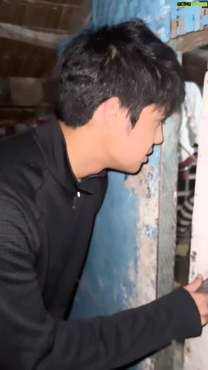 Donny Pangilinan Instagram - Suuuuper fun surprising some of the locals of Sicogon Island who were watching Can’t Buy Me Love 🤪❤️