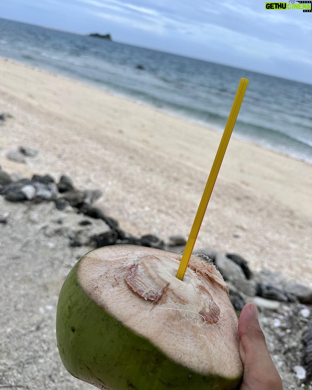 Donny Pangilinan Instagram - meanwhile.. 🥥 @experiencesicogon