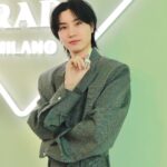Dori Sakurada Instagram - PRADA BEAUTY 待望の日本上陸を迎え、一部先行発売をしていた『プラダ ビューティ』のアイテムがついに全国発売されます！ コレクションを実際に拝見するために「プラダ ビューティ ワークショップ」に参加しました！ 3月20日に発売を開始した『プラダ ビューティ』から、今日はスキンケア、リップ、アイシャドウパレットなどを見ることができました✨ リップ バームは男女問わず使いやすく、色をつける前に下地として使うとしっとりふっくらとしてくれるのでおすすめです！ 見た目のデザインもおしゃれなのでギフトにも良いと思います✨ リップ スティックは『マット レザー』と『スムース ナイロン』の2種類で構成されていて、全24色が展開されます！ 僕は『スムース ナイロン』の『カラーP159 Nudo ヌード』を使用して、リップ バームとの相乗効果でうるおいと発色の良さに感動しました✨ 目元はアイシャドウパレットの『カラー04 Poetry ポエトリー』でピンクのキラキラを目元に🌸 なめらかなテクスチャーで、全く粉っぽくなく、ぴったりとラメがくっ付いてくれて、これは本当にお気に入りでした❣️ スキンケアは乾燥などの外的ストレスにアプローチする成分が含まれる、クレンザー、エッセンスローション、セラム、クリームが登場しました！ クリームは柔らかくてかなり潤いがあるテクスチャーで、浸透を感じやすいこういうクリームは大好きなので、とても気になりました😌 ファッションブランドとしてのPRADAの世界観がそのまま落とし込まれたようなデザインで、プロダクトのビジュアルから使い心地まで全く隙のない、コスメ好きには喜びしかない選択肢がまた一つ仲間入りしました✨ この日本上陸の記念に、全国発売と、オンラインでも販売開始しているアイテムがあるので、気になる方はぜひチェックしてみてくださいね🤍🖤 @pradabeauty @prada #PR #pradabeauty #プラダビューティ #prada