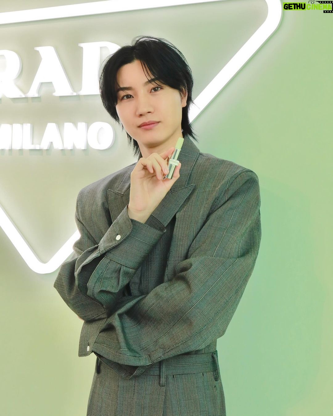 Dori Sakurada Instagram - PRADA BEAUTY 待望の日本上陸を迎え、一部先行発売をしていた『プラダ ビューティ』のアイテムがついに全国発売されます! コレクションを実際に拝見するために「プラダ ビューティ ワークショップ」に参加しました! 3月20日に発売を開始した『プラダ ビューティ』から、今日はスキンケア、リップ、アイシャドウパレットなどを見ることができました✨ リップ バームは男女問わず使いやすく、色をつける前に下地として使うとしっとりふっくらとしてくれるのでおすすめです! 見た目のデザインもおしゃれなのでギフトにも良いと思います✨ リップ スティックは『マット レザー』と『スムース ナイロン』の2種類で構成されていて、全24色が展開されます! 僕は『スムース ナイロン』の『カラーP159 Nudo ヌード』を使用して、リップ バームとの相乗効果でうるおいと発色の良さに感動しました✨ 目元はアイシャドウパレットの『カラー04 Poetry ポエトリー』でピンクのキラキラを目元に🌸 なめらかなテクスチャーで、全く粉っぽくなく、ぴったりとラメがくっ付いてくれて、これは本当にお気に入りでした❣️ スキンケアは乾燥などの外的ストレスにアプローチする成分が含まれる、クレンザー、エッセンスローション、セラム、クリームが登場しました! クリームは柔らかくてかなり潤いがあるテクスチャーで、浸透を感じやすいこういうクリームは大好きなので、とても気になりました😌 ファッションブランドとしてのPRADAの世界観がそのまま落とし込まれたようなデザインで、プロダクトのビジュアルから使い心地まで全く隙のない、コスメ好きには喜びしかない選択肢がまた一つ仲間入りしました✨ この日本上陸の記念に、全国発売と、オンラインでも販売開始しているアイテムがあるので、気になる方はぜひチェックしてみてくださいね🤍🖤 @pradabeauty @prada #PR #pradabeauty #プラダビューティ #prada