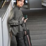 Dori Sakurada Instagram - Paul Smith 春の新⽣活に向けてぴったりのバッグ！ ポール・スミスのシグネチャーストライプ トートバッグ🌈 ナイロンジャカードで軽量さと耐久性があり、フロントのシグネチャーストライプのウェビングテープとファスナーポケットが素敵なアクセントになっています✨ レザーや⾦具はブラックで統⼀されているので、カジュアルな⽇も、スーツのセットアップなどにも合いそうです！ 開⼝部もファスナーが付いているので普段使いでも安⼼感があります✨ そしてそこにポール・スミスの幸運のシンボルでもある、ラビットモチーフをポイントにした3つ折り財布『マーケトリーストライプラビット』を組み合わせました！ ソフトでしなやかなイタリアンレザーが使⽤されていて、シンプルなベースにラビットがワンポイントで⼊っていて可愛いです🐇 どちらも新⽣活に⼼強いおすすめのアイテムになっています✨ 収納が多めのバッグが⼤好きなので僕もこれからの季節、撮影も始まるのでこのトートバッグをデイリー使いします！ @paulsmithjapan #PR #paulsmith #新生活 #paulsmithgifts