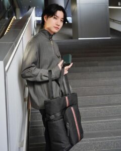 Dori Sakurada Instagram - Paul Smith 春の新⽣活に向けてぴったりのバッグ！ ポール・スミスのシグネチャーストライプ トートバッグ🌈 ナイロンジャカードで軽量さと耐久性があり、フロントのシグネチャーストライプのウェビングテープとファスナーポケットが素敵なアクセントになっています✨ レザーや⾦具はブラックで統⼀されているので、カジュアルな⽇も、スーツのセットアップなどにも合いそうです！ 開⼝部もファスナーが付いているので普段使いでも安⼼感があります✨ そしてそこにポール・スミスの幸運のシンボルでもある、ラビットモチーフをポイントにした3つ折り財布『マーケトリーストライプラビット』を組み合わせました！ ソフトでしなやかなイタリアンレザーが使⽤されていて、シンプルなベースにラビットがワンポイントで⼊っていて可愛いです🐇 どちらも新⽣活に⼼強いおすすめのアイテムになっています✨ 収納が多めのバッグが⼤好きなので僕もこれからの季節、撮影も始まるのでこのトートバッグをデイリー使いします！ @paulsmithjapan #PR #paulsmith #新生活 #paulsmithgifts
