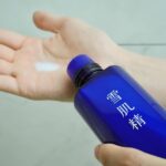 Dori Sakurada Instagram - 雪肌精 年齢や性別を超え、すべての人に透明感を。 美白への追求、情熱と共に1985年に登場した雪肌精の化粧水❄️✨ この度ブランド誕生40年目に向け、はじめて薬用雪肌精がリニューアルしました！ その名も『薬用雪肌精 ブライトニング エッセンス ローション[医薬部外品]』 日本初 *美白 × 肌あれ防止のW効能の承認を取得した「甘草由来有効成分」が配合されていて、この成分はコーセーの独自有効成分であり、この化粧水にしか配合されていない特別な製品となっています！ そしてシミ、くすみ**、肌あれケアもしてくれ、みずみずしい透明素肌へと導く薬用美白化粧水となっています✨ 僕もこのリニューアルされた雪肌精の化粧水を試してみたところ、さらっとした白濁したバルクなのにあと肌はしっとりするし、昔からある雪肌精の香りも、とても安心感がありました😌 これからの美白や透明感、肌を整えてくれる期待を込めて継続して使用してみようと思います！ さらにリニューアルは成分だけではなく、パッケージも環境により配慮したものにアップデートされています🌱 新しくなった雪肌精の化粧水、ぜひ皆さんも試してみて下さい❄️✨ @sekkisei.official 販売名：雪肌精 化粧水 #PR #雪肌精 #スキンケア #化粧水 #美白化粧水 #薬用雪肌精 *有効成分グリチルレチン酸ステアリルSWにて、「美白」「肌あれ・あれ性」の効能を日本で初めて承認取得 **乾燥による
