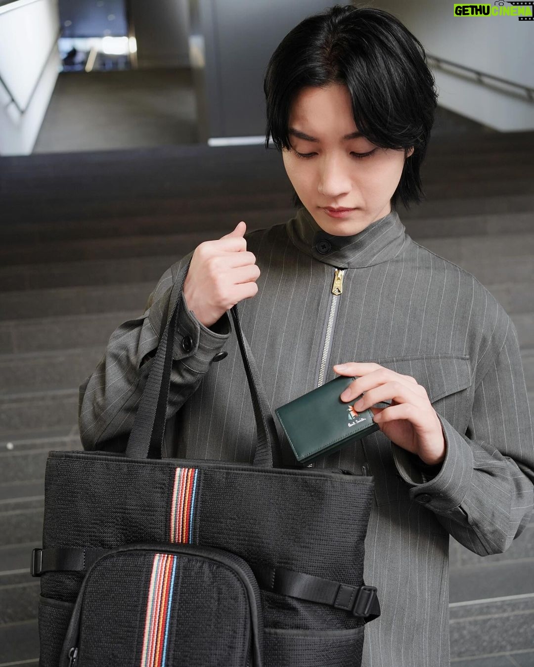 Dori Sakurada Instagram - Paul Smith 春の新⽣活に向けてぴったりのバッグ! ポール・スミスのシグネチャーストライプ トートバッグ🌈 ナイロンジャカードで軽量さと耐久性があり、フロントのシグネチャーストライプのウェビングテープとファスナーポケットが素敵なアクセントになっています✨ レザーや⾦具はブラックで統⼀されているので、カジュアルな⽇も、スーツのセットアップなどにも合いそうです! 開⼝部もファスナーが付いているので普段使いでも安⼼感があります✨ そしてそこにポール・スミスの幸運のシンボルでもある、ラビットモチーフをポイントにした3つ折り財布『マーケトリーストライプラビット』を組み合わせました! ソフトでしなやかなイタリアンレザーが使⽤されていて、シンプルなベースにラビットがワンポイントで⼊っていて可愛いです🐇 どちらも新⽣活に⼼強いおすすめのアイテムになっています✨ 収納が多めのバッグが⼤好きなので僕もこれからの季節、撮影も始まるのでこのトートバッグをデイリー使いします! @paulsmithjapan #PR #paulsmith #新生活 #paulsmithgifts
