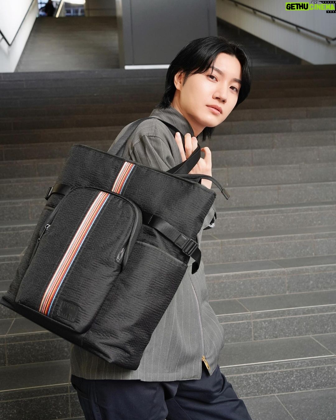 Dori Sakurada Instagram - Paul Smith 春の新⽣活に向けてぴったりのバッグ! ポール・スミスのシグネチャーストライプ トートバッグ🌈 ナイロンジャカードで軽量さと耐久性があり、フロントのシグネチャーストライプのウェビングテープとファスナーポケットが素敵なアクセントになっています✨ レザーや⾦具はブラックで統⼀されているので、カジュアルな⽇も、スーツのセットアップなどにも合いそうです! 開⼝部もファスナーが付いているので普段使いでも安⼼感があります✨ そしてそこにポール・スミスの幸運のシンボルでもある、ラビットモチーフをポイントにした3つ折り財布『マーケトリーストライプラビット』を組み合わせました! ソフトでしなやかなイタリアンレザーが使⽤されていて、シンプルなベースにラビットがワンポイントで⼊っていて可愛いです🐇 どちらも新⽣活に⼼強いおすすめのアイテムになっています✨ 収納が多めのバッグが⼤好きなので僕もこれからの季節、撮影も始まるのでこのトートバッグをデイリー使いします! @paulsmithjapan #PR #paulsmith #新生活 #paulsmithgifts