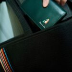 Dori Sakurada Instagram - Paul Smith 春の新⽣活に向けてぴったりのバッグ！ ポール・スミスのシグネチャーストライプ トートバッグ🌈 ナイロンジャカードで軽量さと耐久性があり、フロントのシグネチャーストライプのウェビングテープとファスナーポケットが素敵なアクセントになっています✨ レザーや⾦具はブラックで統⼀されているので、カジュアルな⽇も、スーツのセットアップなどにも合いそうです！ 開⼝部もファスナーが付いているので普段使いでも安⼼感があります✨ そしてそこにポール・スミスの幸運のシンボルでもある、ラビットモチーフをポイントにした3つ折り財布『マーケトリーストライプラビット』を組み合わせました！ ソフトでしなやかなイタリアンレザーが使⽤されていて、シンプルなベースにラビットがワンポイントで⼊っていて可愛いです🐇 どちらも新⽣活に⼼強いおすすめのアイテムになっています✨ 収納が多めのバッグが⼤好きなので僕もこれからの季節、撮影も始まるのでこのトートバッグをデイリー使いします！ @paulsmithjapan #PR #paulsmith #新生活 #paulsmithgifts